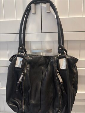 Tignanello Black Leather Shoulder Bag with Contrast Stitching
